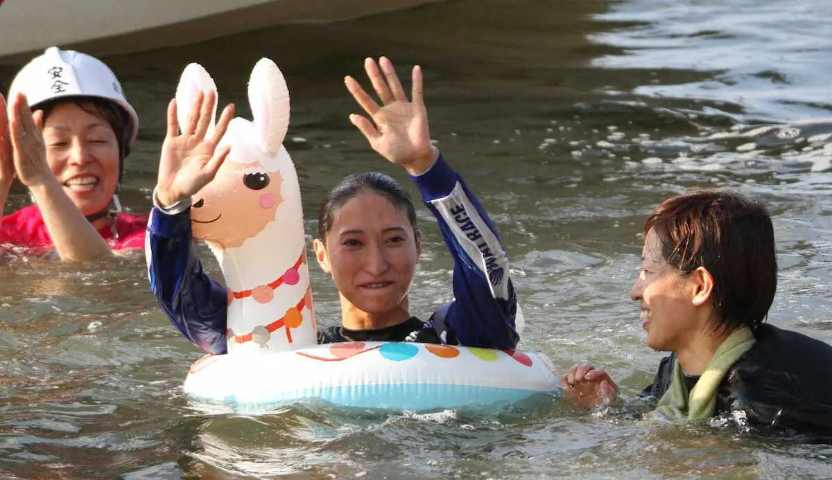 G1初勝利で水神祭を挙げる刑部亜里紗（中）