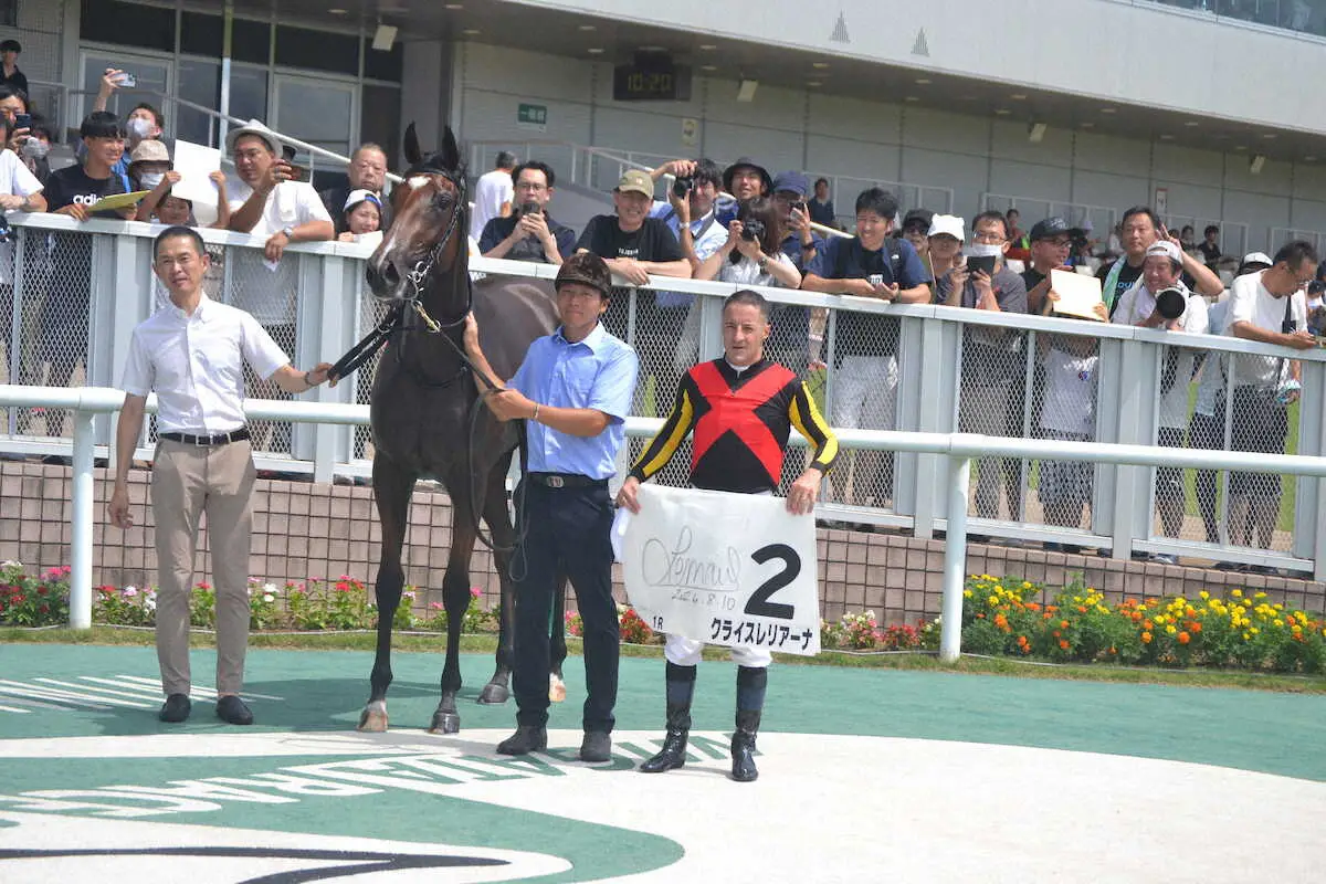 　新潟競馬1R・2歳未勝利戦を勝った　クライスレリアーナ（右はルメール騎手）　（撮影・小田　哲也）