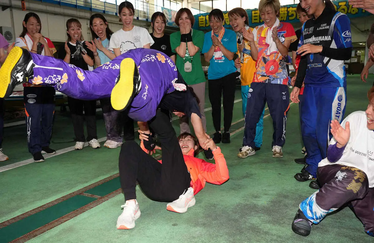 ＜レディースチャンピオン準優勝戦＞ピットを訪問した角田夏実は山川美由紀に巴投げをかける（撮影・沢田　明徳）