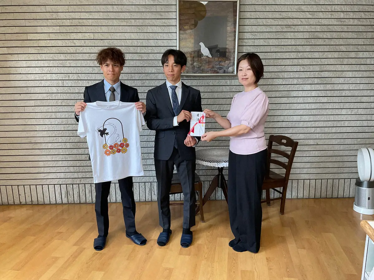 高田＆団野　Tシャツ売上金寄付、小鳩の家で贈呈式