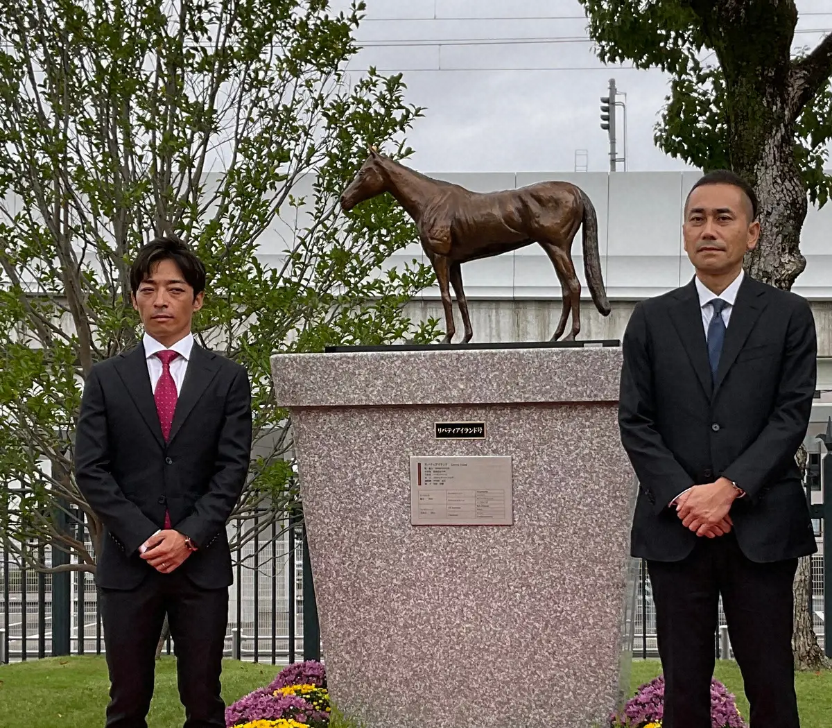 リバティアイランド像　京都競馬場で除幕式、川田「競馬場で走る彼女を全力で応援していただければ」