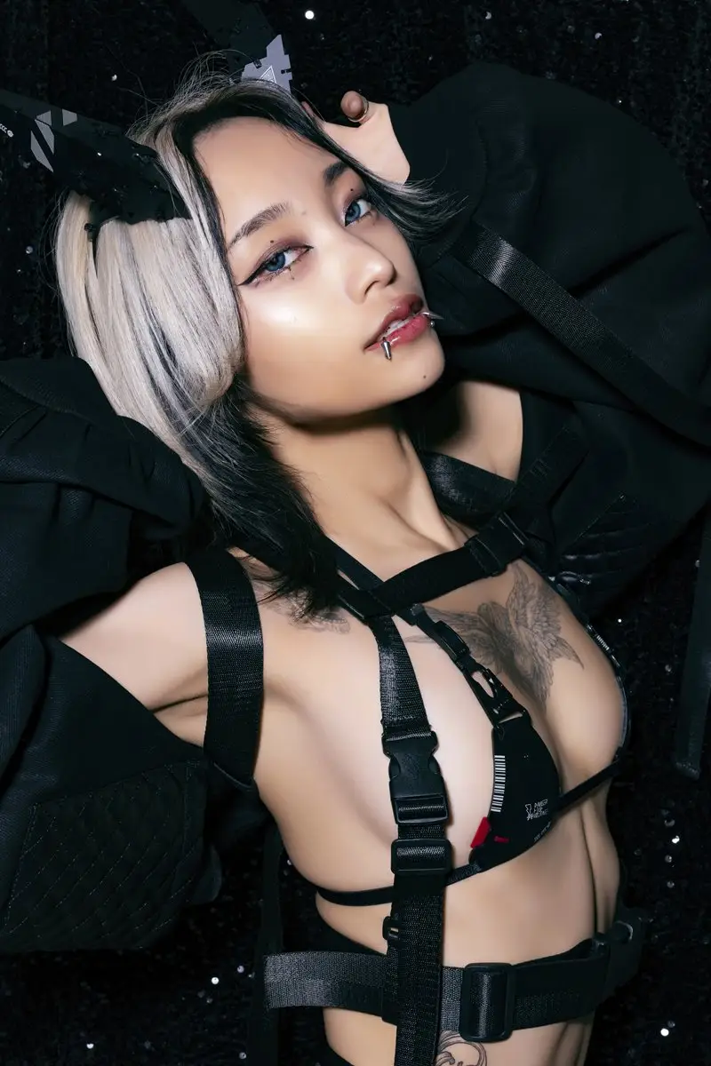【コスホリ】コスプレイヤー・キヅキ　美ボディー＆“黒”衣装でクールに魅了「タトゥーもしっかり見えるように」