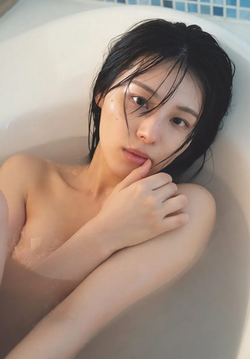 乱れた髪がセクシー♡相楽伊織　乳白色の湯からのぞく美バストに視線くぎ付け