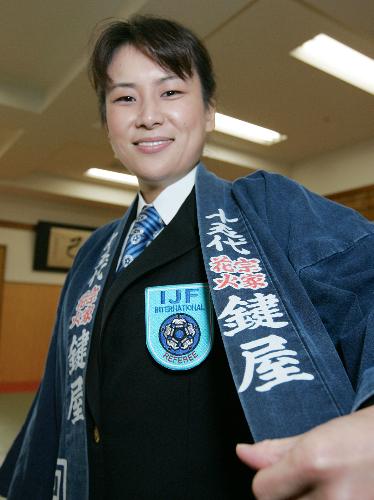 宗家花火鍵屋の１５代目で、日ごろは花火職人として仕事をこなす天野安喜子さん。国際柔道連盟審判員として北京五輪に派遣されインタビューを受ける。