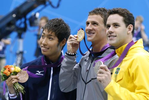 男子４００メートル個人メドレーで獲得した銅メダルを掲げる萩野公介（左）。中央は金のライアン・ロクテ