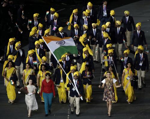 五輪開会式でのインド選手団。前列の赤いシャツの女性が選手団とは無関係の謎の人物。