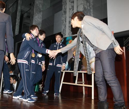 祝勝会にゆず「栄光の架橋」で体操日本代表を鼓舞