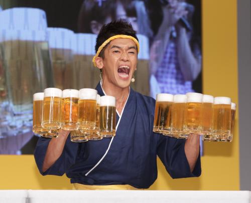 武井壮はビールジョッキ１８杯を持ち上げ会場中の大歓声を浴びる