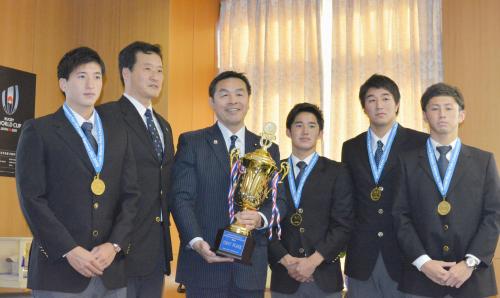 五輪出場決定の報告に訪れた水球男子日本代表の大本洋嗣監督（左から２人目）らと写真に納まる馳文科相（同３人目）