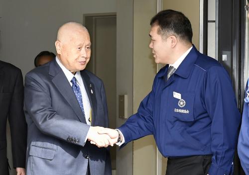 日本相撲協会との会談を終え、玉ノ井親方（右）と握手する東京五輪組織委の森喜朗会長