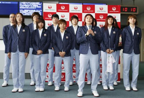 合宿地への出発を前にあいさつするリオ五輪バスケ女子日本代表の吉田（手前）