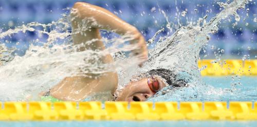 女子５０メートル自由形決勝１組、力泳する成田