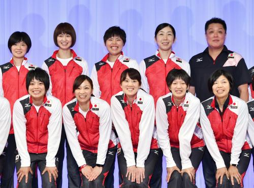 リオ五輪の壮行会でポーズをとる木村（後列左から２人目）らバレー女子日本代表。後列右端は真鍋監督