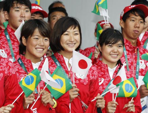 リオデジャネイロ五輪選手村の入村式で、笑顔を見せる競泳の（左から）持田早智、池江璃花子、長谷川涼香