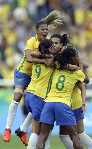 中国戦でゴールが決まり喜び合うブラジル女子代表イレブン（ＡＰ）
