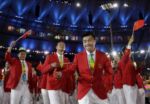 自撮り棒を手に入場する中国代表選手（右から２人目）（ＡＰ）