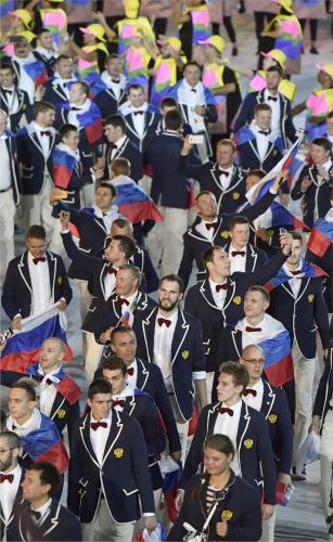 開会式で入場行進するロシア選手団