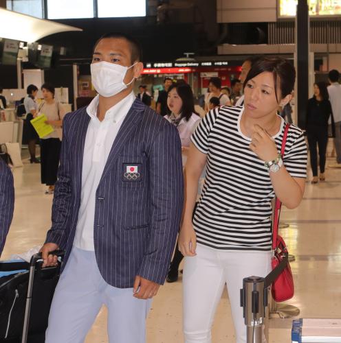 成田空港で香菜夫人（右）の見送りを受ける柔道日本代表・海老沼