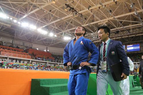 柔道・男子６６キロ級で３位決定戦で勝ち、銅メダルを獲得した海老沼（左）だが、笑顔はなく、悔しさをにじませる