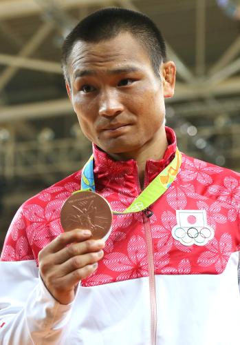リオ五輪＜柔道・男子６６キロ級＞銅メダルを披露する海老沼