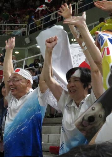 日本の優勝に万歳して喜ぶ白井健三の父・勝晃さん（左）と母・徳美さん