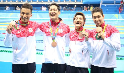 銅メダルを獲得して笑顔の（左から）松田、小堀、江原、萩野