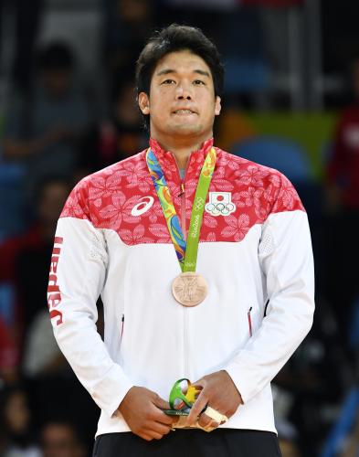 男子１００キロ級で３位となり、銅メダルを胸にする羽賀龍之介