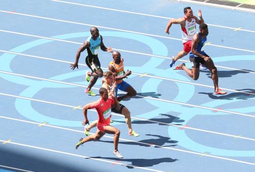 男子１００メートル予選を走り準決勝進出を決めたケンブリッジ飛鳥（手前）