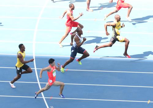男子１００メートル予選ではボルト（右端）と同組で走った桐生（左から２人目）