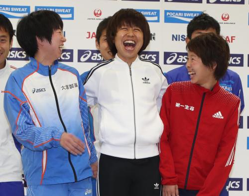 リオ五輪マラソン日本代表に内定し、笑顔でフォトセッションを行う（左から）伊藤、福士、田中