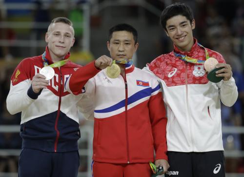 銅メダルを手に笑顔の白井健三（右）。左は銀メダルのデニス・アブリャジン、中央は金メダルのリ・ゼグァン（ＡＰ）