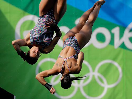 女子シンクロ高飛び込みで息が合わないペドロゾ（左）とオリベイラのペアの演技（ＡＰ）