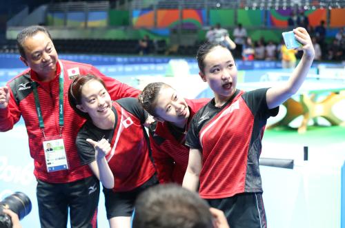 ＜リオ五輪　卓球＞　銅メダルを決め、スマホで自撮りする（右から）伊藤、福原、石川、村上監督