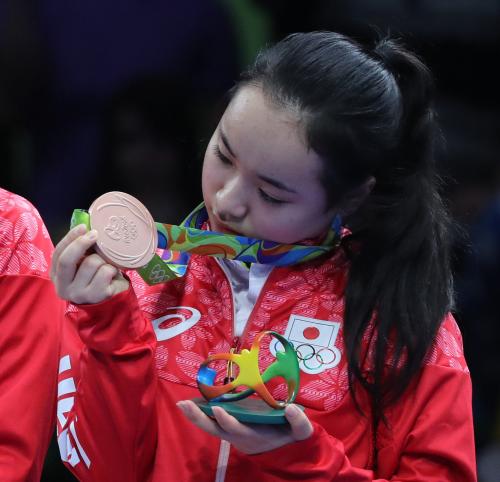 リオ五輪＜卓球女子団体・３位決定戦＞銅メダルを見つめる伊藤