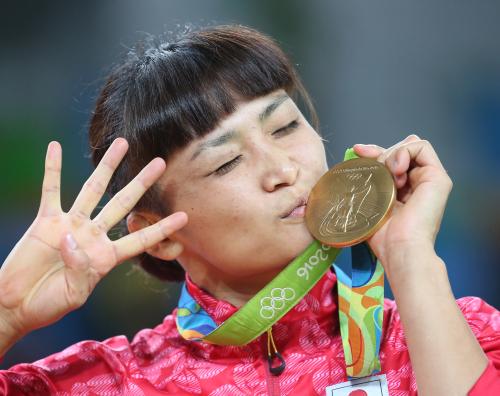伊調馨、女子史上初の五輪４連覇！残り５秒で執念の劇的逆転Ｖ