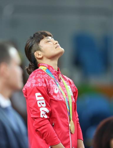 ＜女子レスリング５８キロ決勝＞金メダルを胸に天を見上げる伊調馨