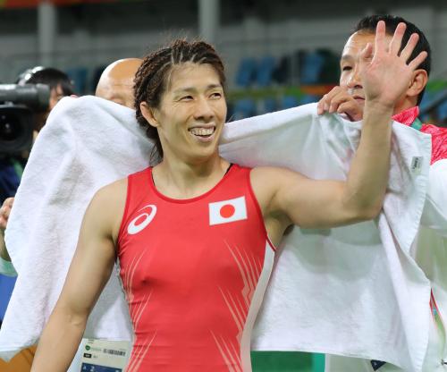 ＜女子レスリング・５３キロ級準決勝＞決勝進出を決め、笑顔で手を振る吉田