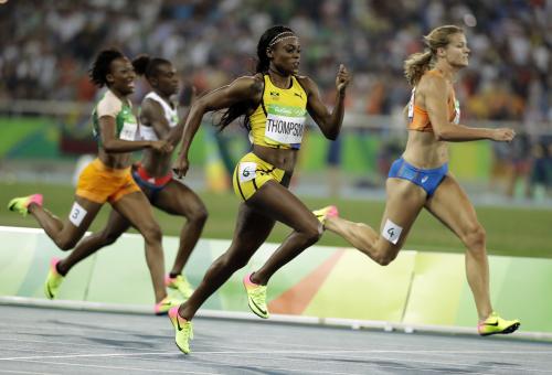 ジャマイカのトンプソン（右から２人目）が女子２００メートルも制して２冠　（ＡＰ）