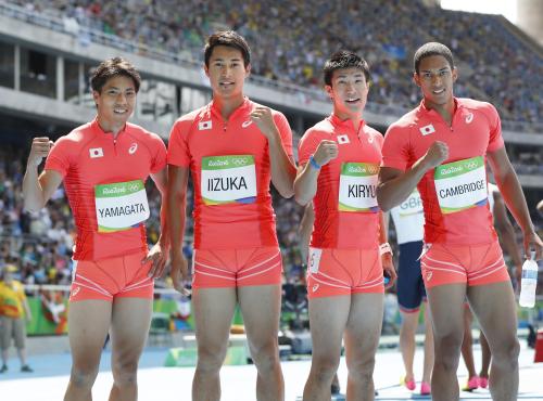 男子４００メートルリレー予選で決勝進出を決め、ガッツポーズの（左から）山県、飯塚、桐生、ケンブリッジの日本