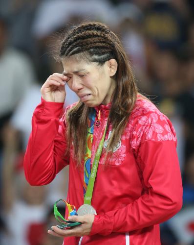 ＜リオ五輪　レスリング＞銀メダルの結果に表彰台で涙を流し続ける吉田
