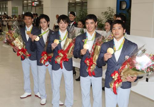 ＜男子体操　帰国＞金メダルを手に成田空港に到着した（左から）田中、加藤、内村、白井、山室