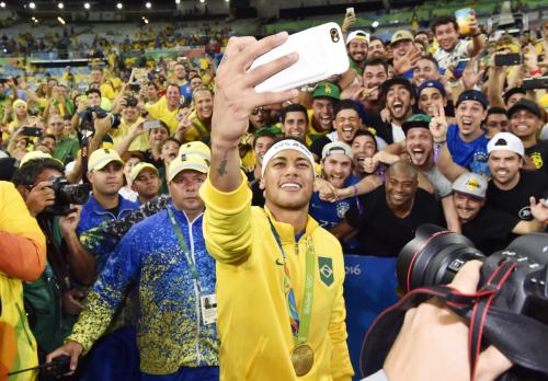 金メダルを胸に、観客と記念撮影するブラジルのネイマール