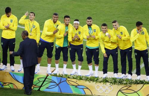 金メダルを手に笑顔のネイマール(中央）らブラジルイレブン