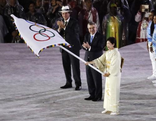 リオから東京へ　小池都知事に五輪旗引き渡し　安倍首相はマリオに