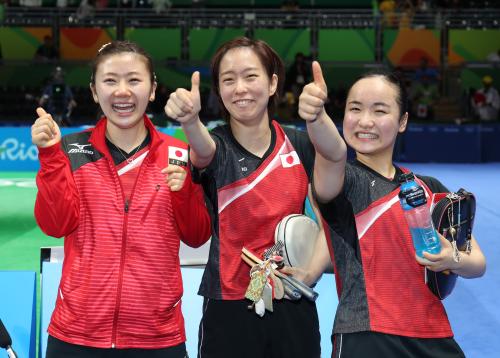 銅メダルを決めて笑顔の（左から）福原、石川、伊藤