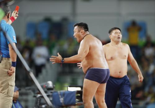 レスリング男子フリー65キロ級３位決定戦で、服を脱いで判定に抗議するモンゴル選手のコーチ