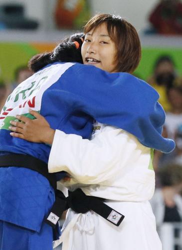女子57キロ級準決勝　ブラジル選手（左）と健闘をたたえ合う広瀬順子
