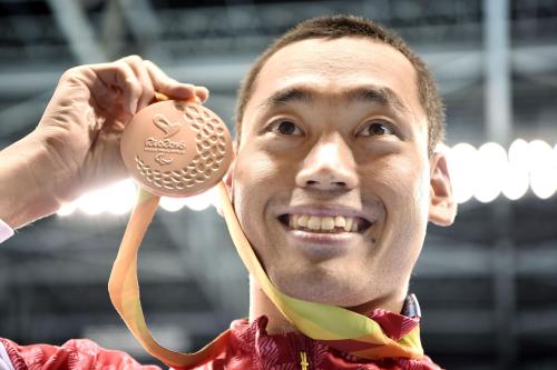 ＜男子１００メートル背泳ぎ（知的障がい）＞銅メダルを手に笑顔の津川拓也