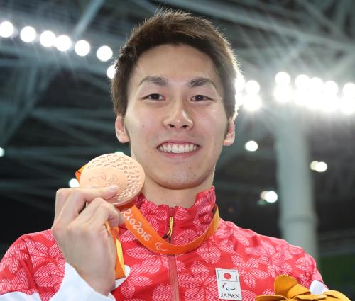 決勝、銅メダルを獲得し笑顔を見せる山田