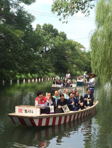 故郷の福岡県柳川市で水上パレードに参加した坂井